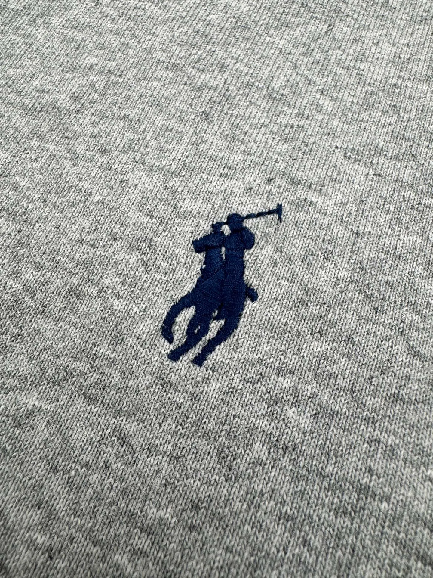 P190 Ralph Lauren logo embroidered short sleeves. Customized cotton and linen soft plain fabric. It feels delicate and comfortable against the skin. It is based on matte gray and comes with a layer of soft light filter. It is embellished with exquisite indigo pony logo. It is highly recognizable. It has a breath of freedom and vitality. A symphony of pure and smart colors. It outlines a high-end silhouette with extreme simplicity. It becomes the smart focus of the vision and shows the taste in silence. Process 1: Using imported machine embroidery process. Use advanced computer control systems and precision mechanical components to achieve iconic pony embroidery operations with high precision and smooth and delicate lines. Process 2: The fabrics are washed and have a better hand feel. Not easy to deform, not easy to shrink, not easy to fade, and maintain long-term beauty. Accessories: Customized 1:1 Ralph Lauren trademark. Version: Fitted version. Size: S M L XL. Style number: CC933.